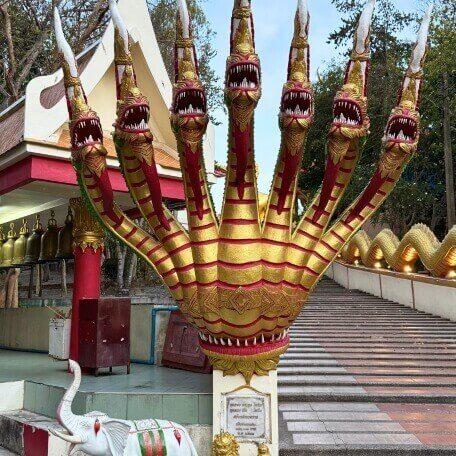 Naga Treppe am Wat Phra Yai in Pattaya Goldene Naga Schlangen am Treppenaufgang zum Wat Phra Yai in Pattaya