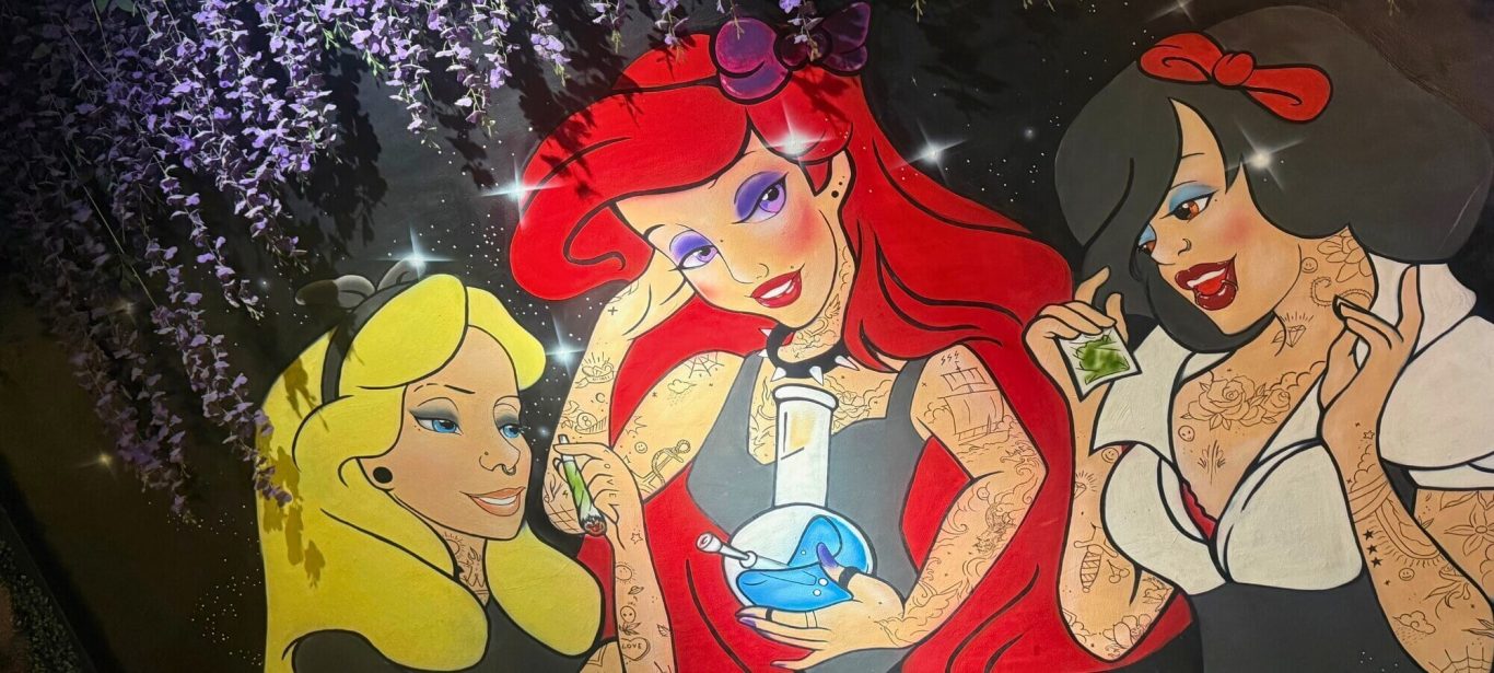 Bunte Wandillustration mit drei tätowierten Frauen, Joint und Bong