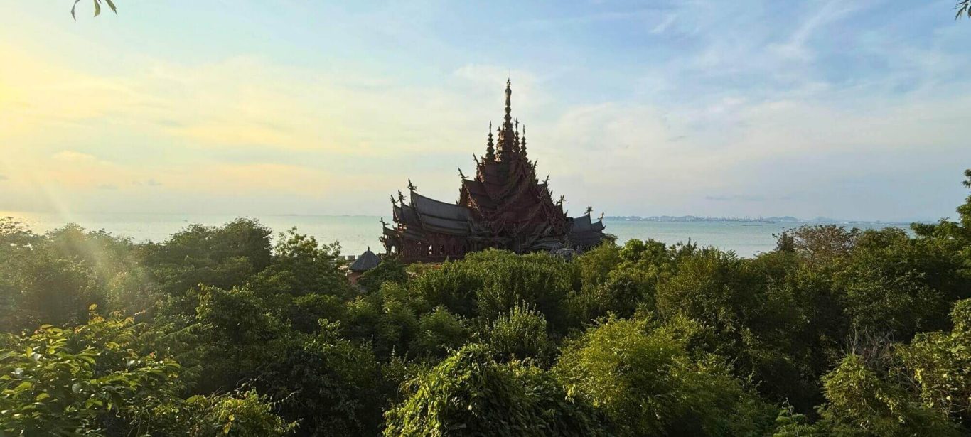 Sanctuary of Truth Pattaya am Meer Sanctuary of Truth in Pattaya mit Blick über die Grünanlage bis zum Meer