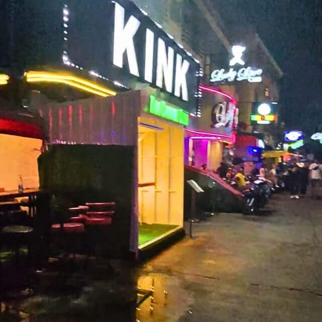 Außenansicht des Kink Clubs in Pattaya bei Nacht mit beleuchtetem Eingang