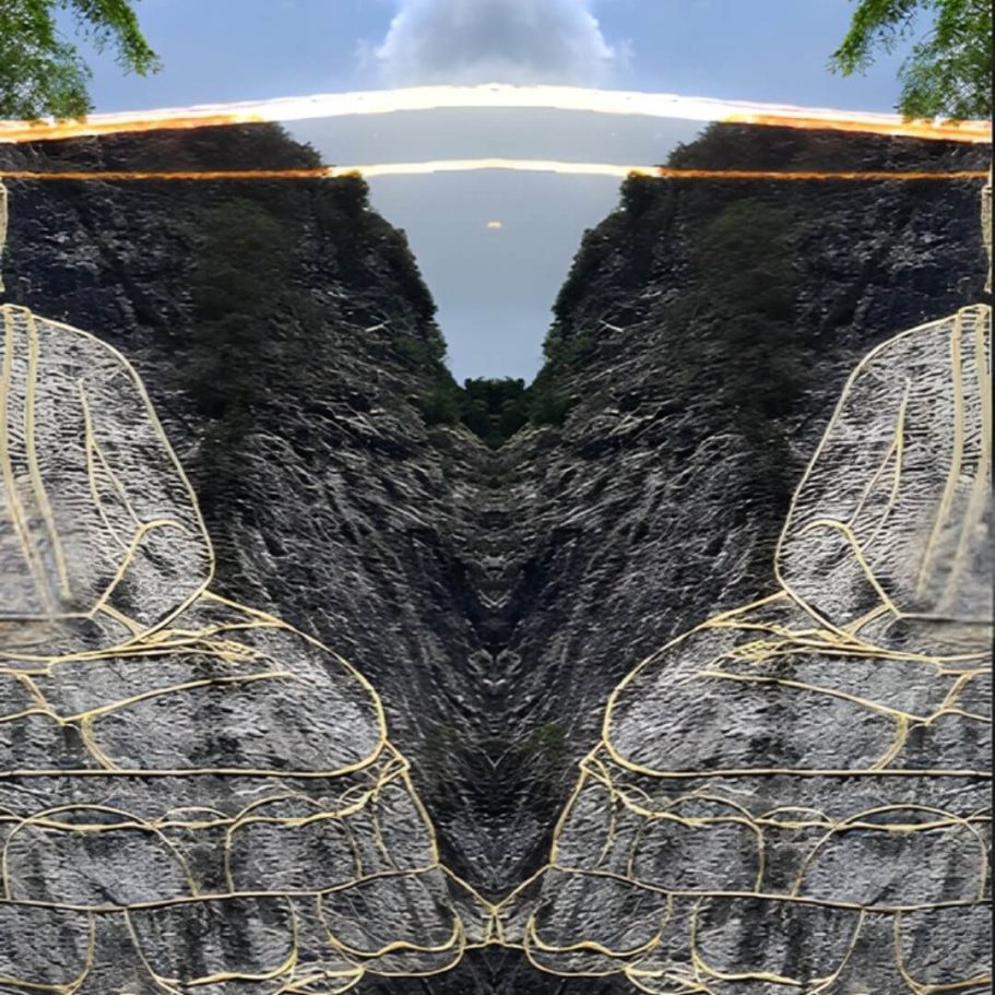 Gespiegelte Aufnahme des Buddha Mountain, die durch Lichtreflexion wie ein goldenes Tor wirkt