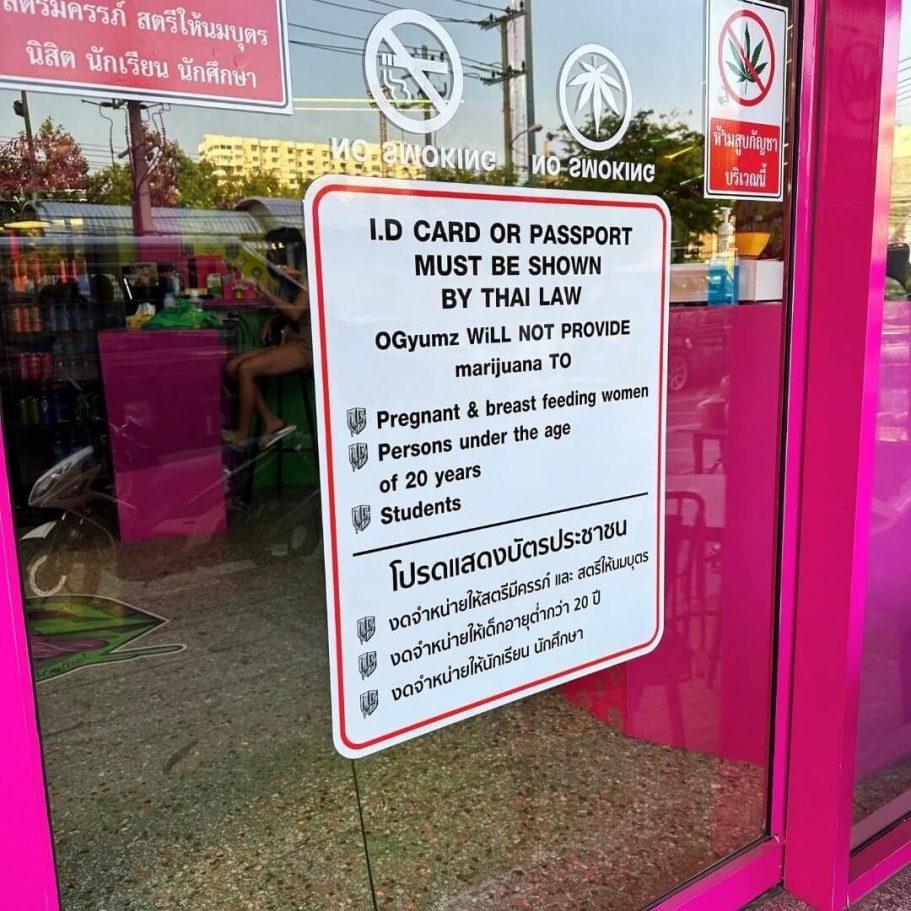 Hinweisschild an einem Cannabis-Shop in Thailand mit Ausweispflicht und Verkaufsverboten für Schwangere, Stillende, Personen unter 20 Jahren