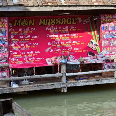 Massageangebot mit Preistafel am Wasser