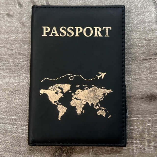 Reisepass Schwarze Reisepasshülle mit Weltkarte und Flugzeugmotiv