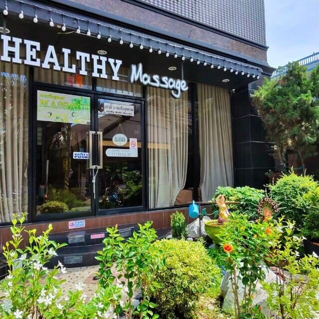 Healthy Massage in Pattaya mit Glasfront, Eingang und bepflanztem Außenbereich