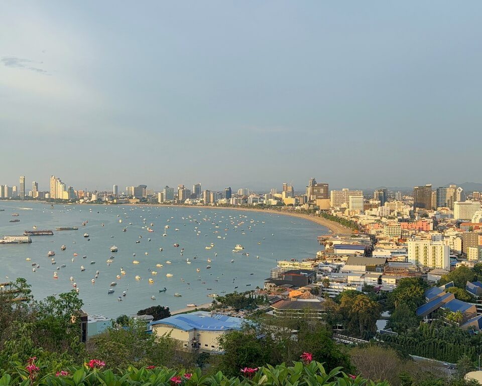Pattaya Bucht Panorama Panoramablick auf Pattaya Bucht mit Skyline, Booten und Küste bei Tageslicht, aufgenommen von einem Aussichtspunkt