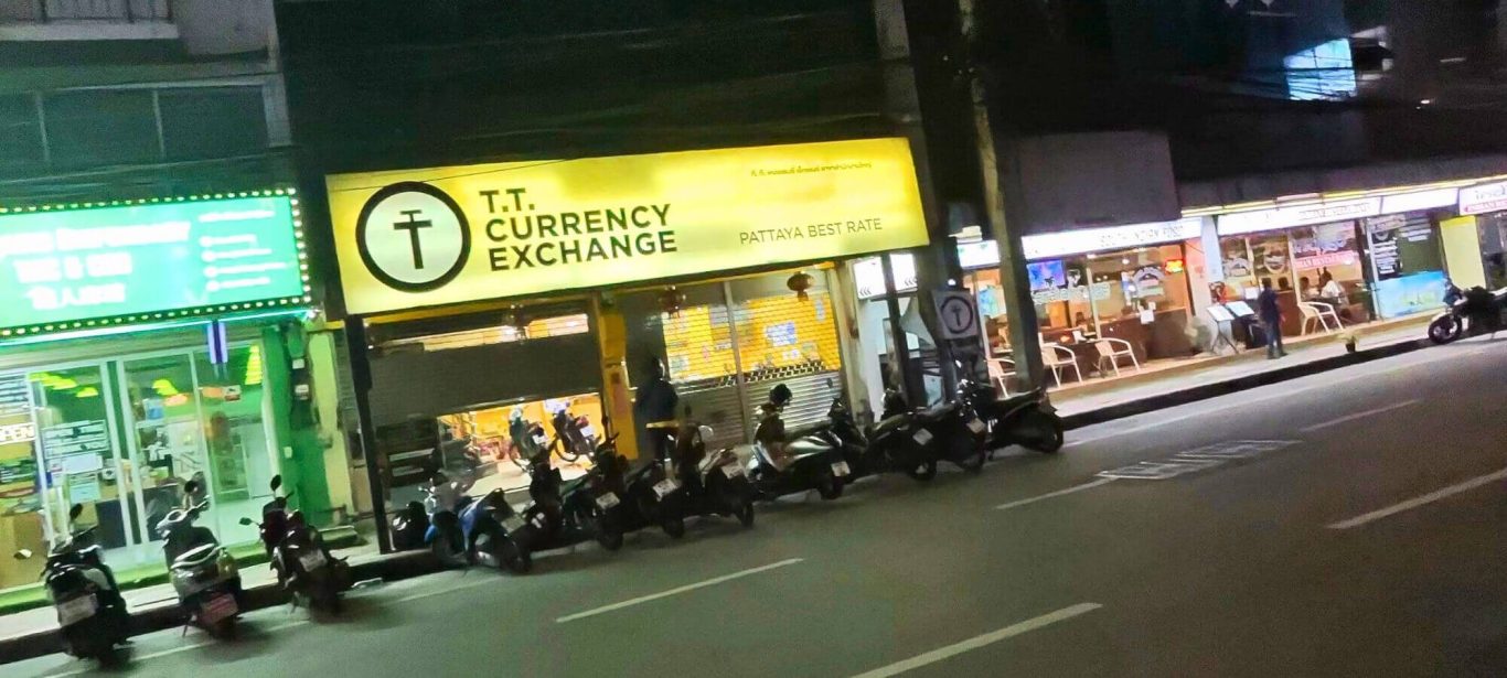 T.T. Currency Exchange Pattaya zum Feierabend T.T. Currency Exchange Wechselstube in Pattaya zum Feierabend mit herunterfahrendem Rolltor und geparkten Motorrollern davor