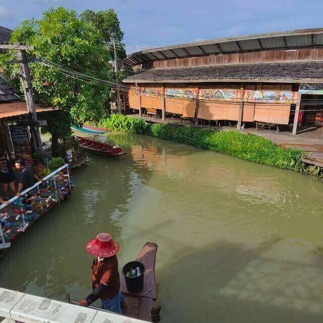 Pattaya Floating Market mit Wasserweg, Holzgebäuden und Boot zwischen den Marktbereichen