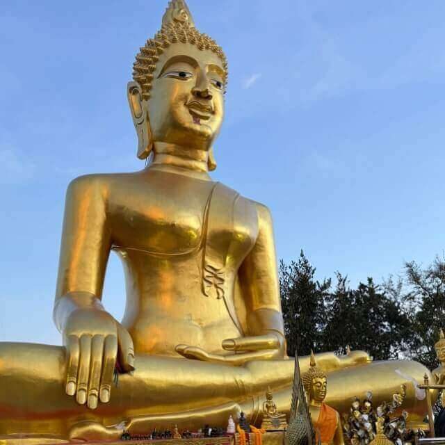 Big Buddha am Wat Phra Yai Big Buddha am Wat Phra Yai in Pattaya von der Seite