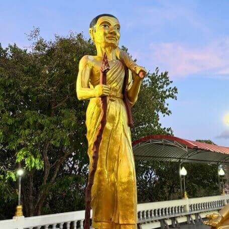 Goldene Mönchsfigur am Wat Phra Yai Goldene Mönchsfigur auf dem Tempelgelände des Wat Phra Yai in Pattaya