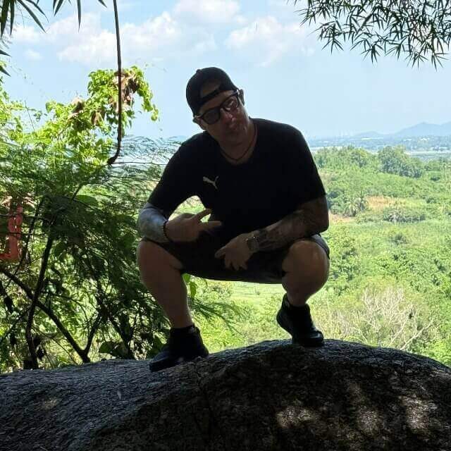 Dennis Dickmann auf einem Felsen am Wat Khao Tabaek Dennis Dickmann auf einem Felsen mit Blick über die Landschaft am Wat Khao Tabaek