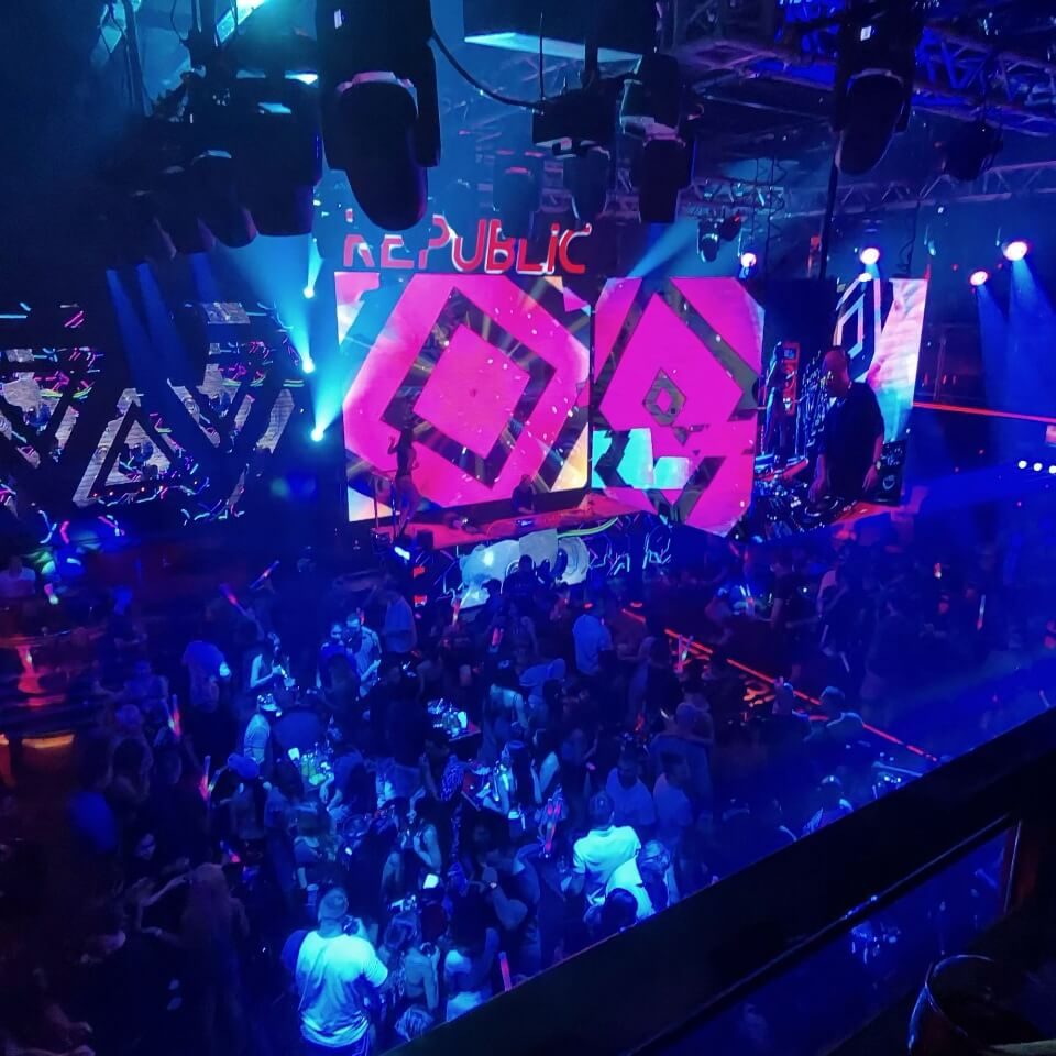 Innenbereich des Republic Club Pattaya mit großer LED-Bühne, Lichtshow und Tanzfläche