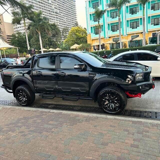 Pickup für Transferfahrten Schwarzer Pickup mit großer Fahrerkabine vor Gebäuden in Pattaya