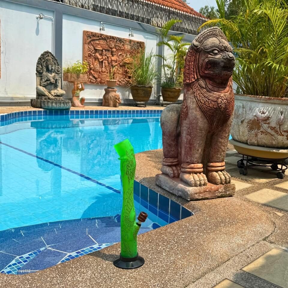 Grüne Bong am Pool einer privaten Unterkunft in Thailand