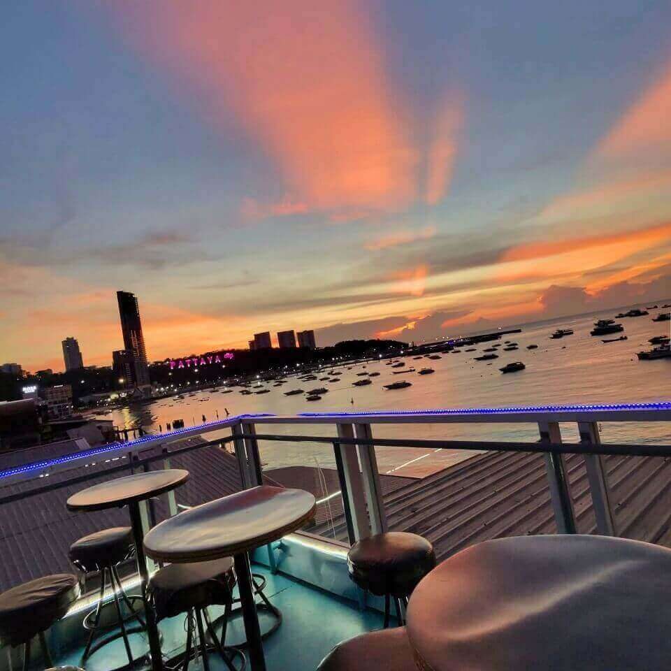 Rooftop Bar an der Walking Street mit Blick über die Bucht bei Sonnenuntergang