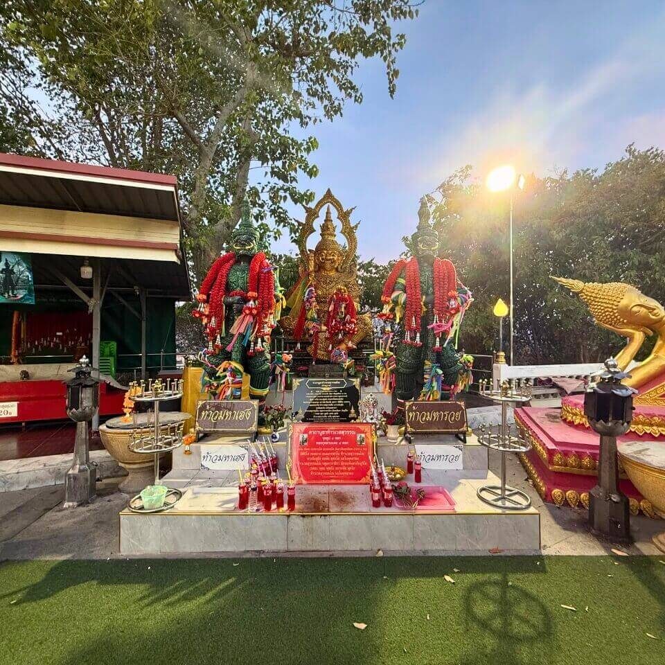 Schrein am Wat Phra Yai Pattaya Schrein mit goldenen und grünen Figuren und Opfergaben am Wat Phra Yai in Pattaya