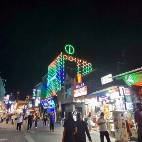 Walking Street in Pattaya bei Nacht mit Clubs, Restaurants und Besuchern