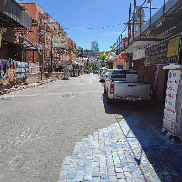 Walking Street in Pattaya tagsüber mit Shops und Pickup