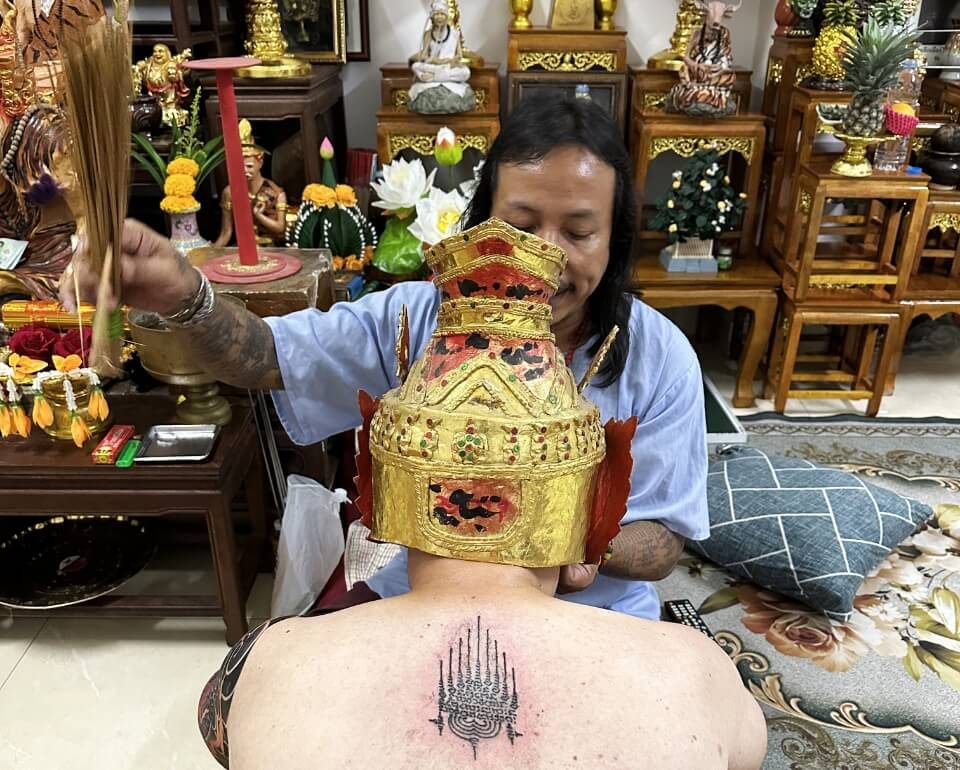 Sak Yant Segnung durch Ajarn Win in Pattaya mit frisch gestochenem Gao Yord Yantra auf dem Rücken von Dennis