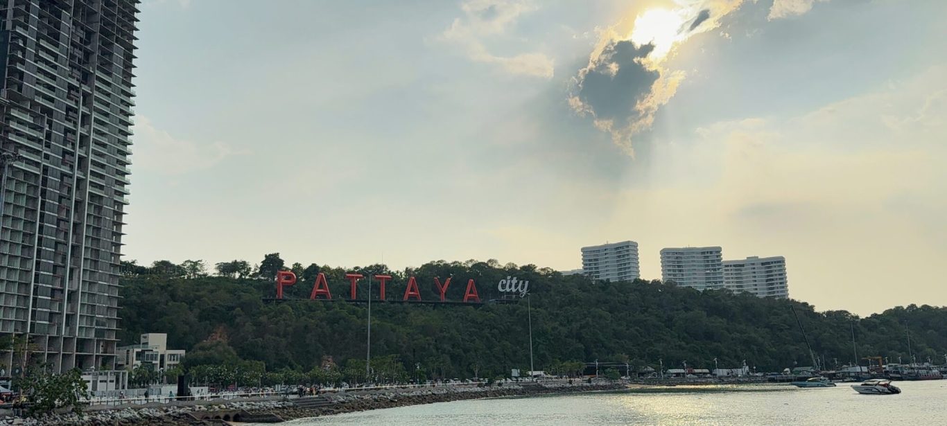 Pattaya City Schild am Pratumnak Hügel mit Blick auf die Küste bei Sonnenuntergang