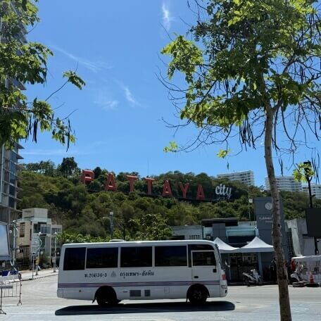 Bus in Pattaya Linienbus vor dem Pattaya City Schriftzug bei blauem Himmel