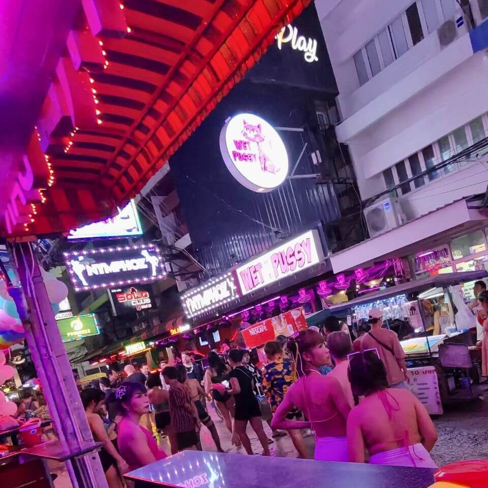 Bars und Nightlife in der Soi 6 Belebter Abschnitt der Soi 6 Pattaya bei Nacht mit Bars, Gästen und Mitarbeiterinnen vor den Lokalen