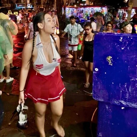 Songkran Party in Pattaya bei Nacht mit Wasserfest und Menschen im Hintergrund
