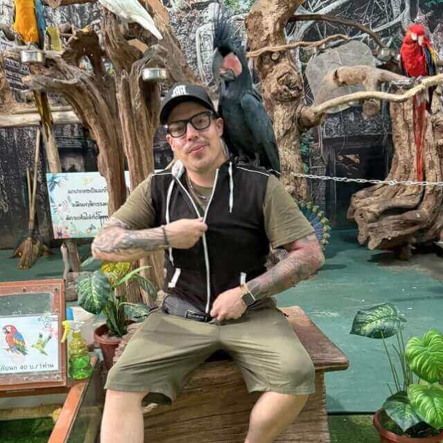 Dennis Dickmann im Monster Aquarium Pattaya Dennis Dickmann mit Palmkakadu im Monster Aquarium Pattaya