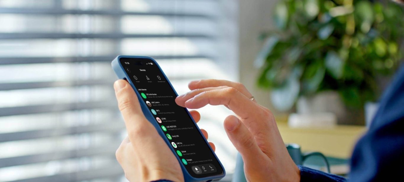 Person bedient die LINE App auf einem Smartphone mit geöffneter Kontakt- und Diensteübersicht.
