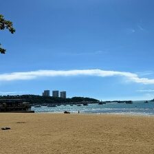 Pattaya Beach mit Strand, Meer und Blick entlang der Küste
