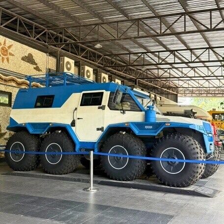 Avtoros Shaman 8x8 in der Fahrzeugsammlung des Nong Nooch Garden Pattaya