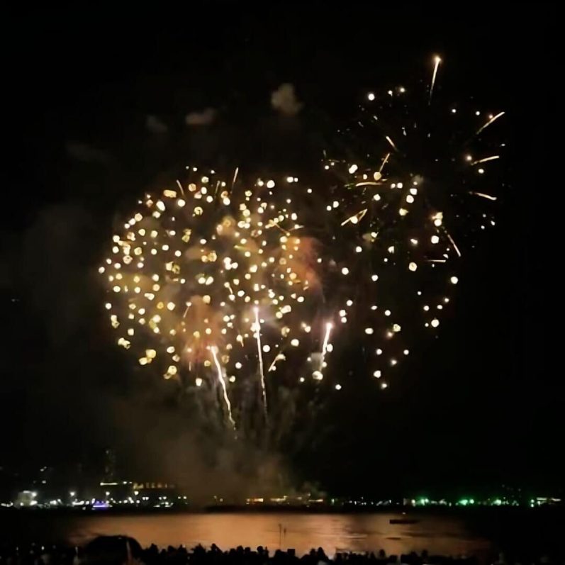 Pattaya Countdown Feuerwerk am Beach Großes Feuerwerk bei Nacht über dem Meer in Pattaya – aufgenommen beim internationalen Silvester-Countdown an der Beach Road.