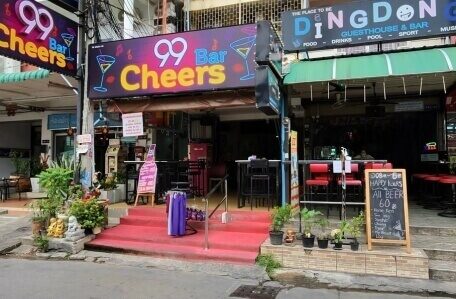 99 Bar und Ding Dong Guesthouse Bar Pattaya 99 Bar und Ding Dong Guesthouse Bar in der Soi Buakhao mit Sitzplätzen und Happy Hour Schild