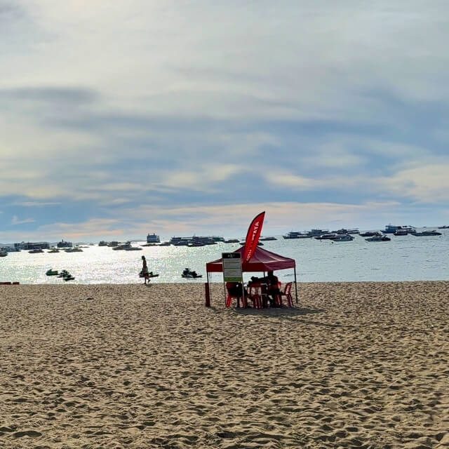 Pattaya Beach mit Rettungsstand Pattaya Beach mit Sandstrand, Rettungsstand und Booten im Meer