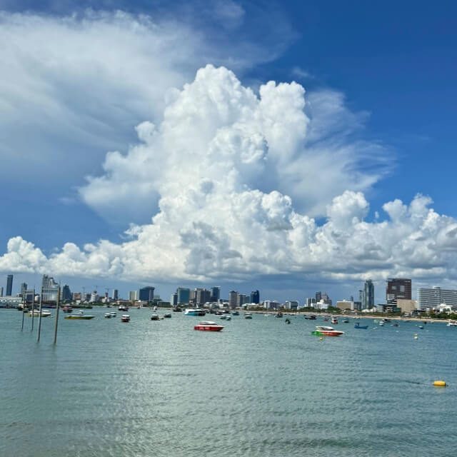 Aussicht vom Bali Hai Pier über die Bucht von Pattaya mit Booten und Skyline im Hintergrund