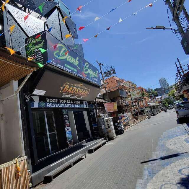 Eingang einer Rooftop Bar auf der Walking Street in Pattaya