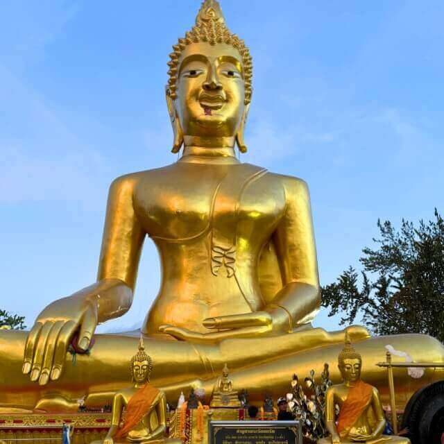 Big Buddha Pattaya Goldene Big-Buddha-Statue am Wat Phra Yai in Pattaya