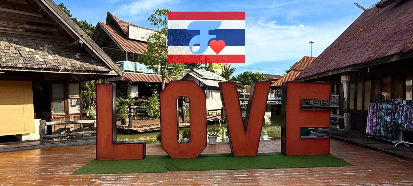 ThaiFriendly Logo über einem LOVE Schriftzug am Pattaya Floating Market in Thailand