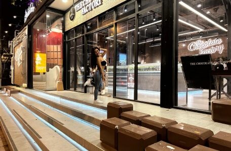 Chocolate Factory Pattaya bei Nacht mit Frau vor dem Eingang