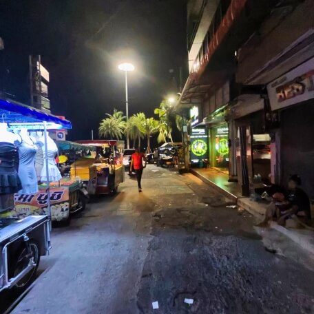 Ende der Soi 6 in Pattaya bei Nacht Ende der Soi 6 in Pattaya bei Nacht mit Straßenständen, Bars und wenigen Passanten