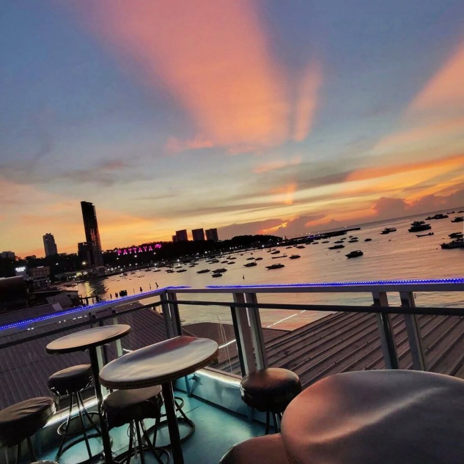 Sonnenuntergang bei The Roof Bar Pattaya Atemberaubender Sonnenuntergang über der Pattaya Bay, fotografiert von der Terrasse des The Roof - Bar & Diner auf der Walking Street.