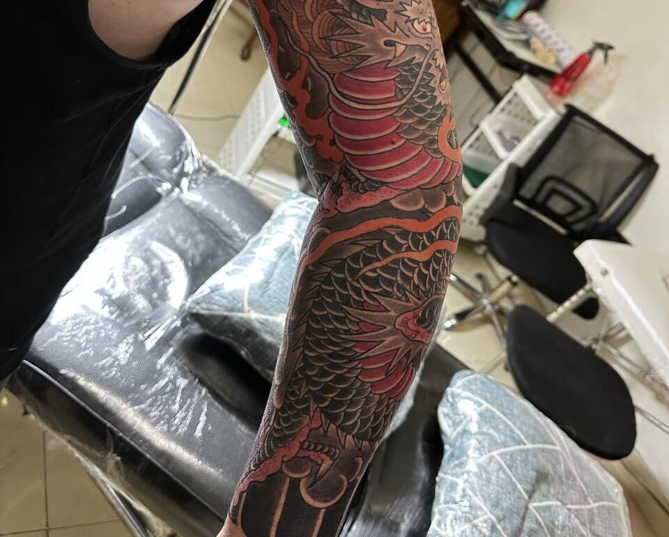 Japanischer Drachen Sleeve als großflächiges Tattoo im Tattoo Studio in Pattaya
