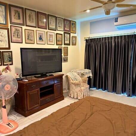 Schlafzimmer in Thailand mit Fernseher, Bett und Einrichtung im französischen Stil