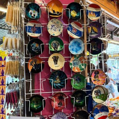 Bemalte Reisschalen mit Thailand-Motiven an einem Souvenirstand