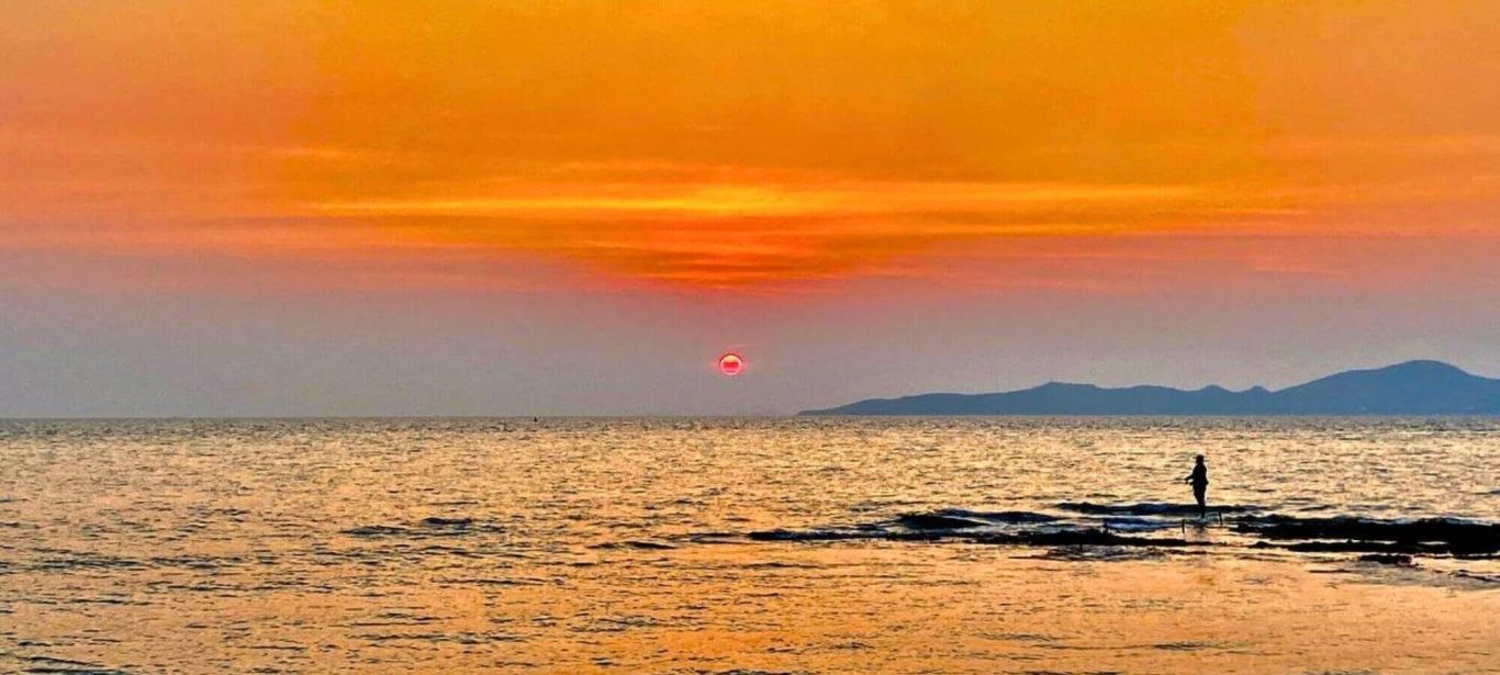 Sonnenuntergang vor Pattaya mit Blick auf Koh Larn Sonnenuntergang über dem Meer bei Pattaya mit Blick Richtung Koh Larn